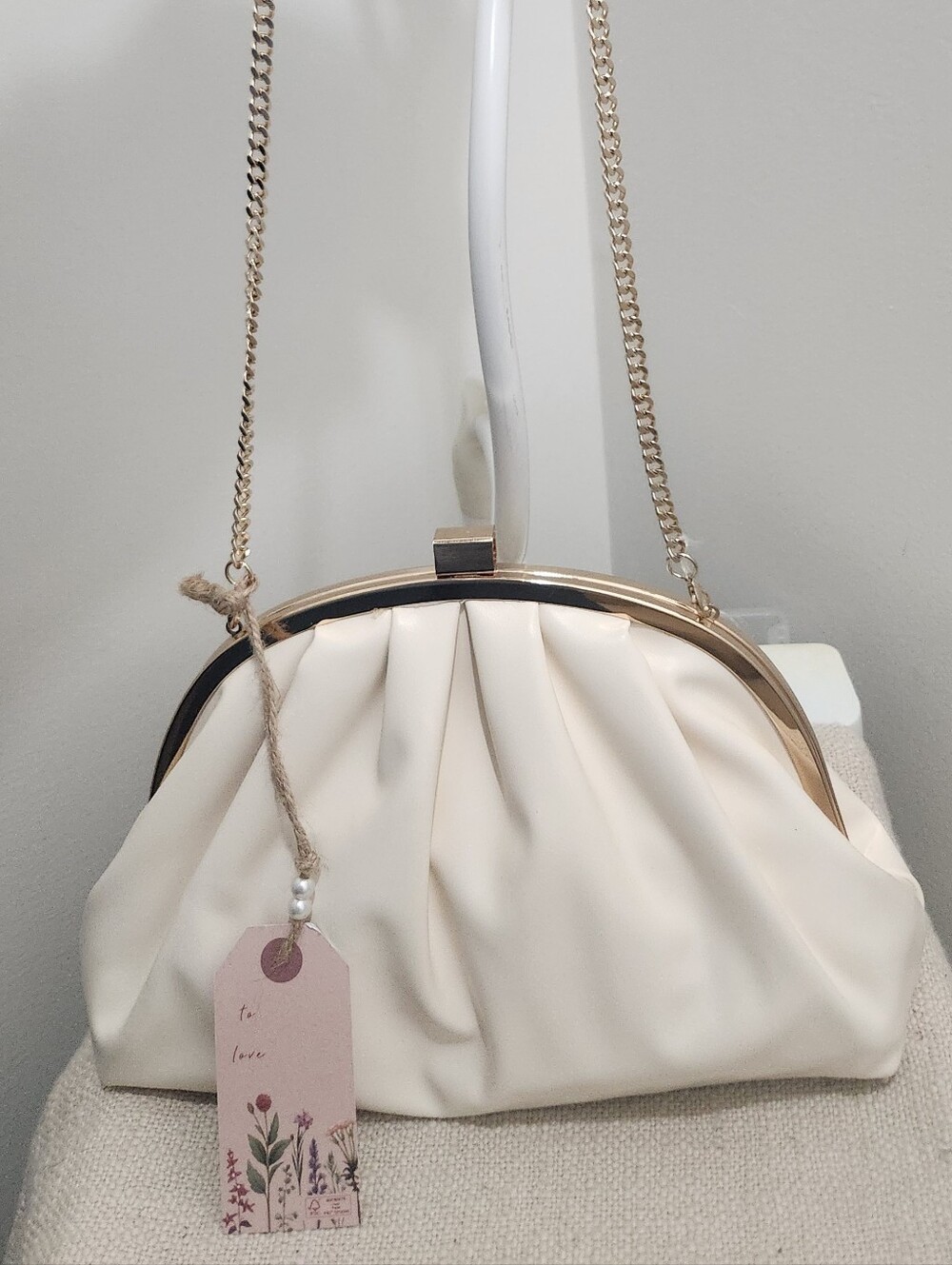 Elegant Cream Chain-Strap Bag!